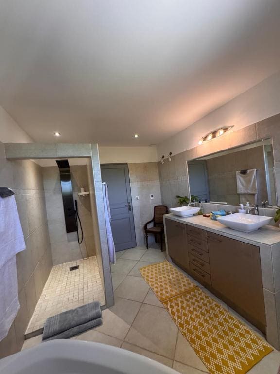 Deluxe King Suite room - Image 3