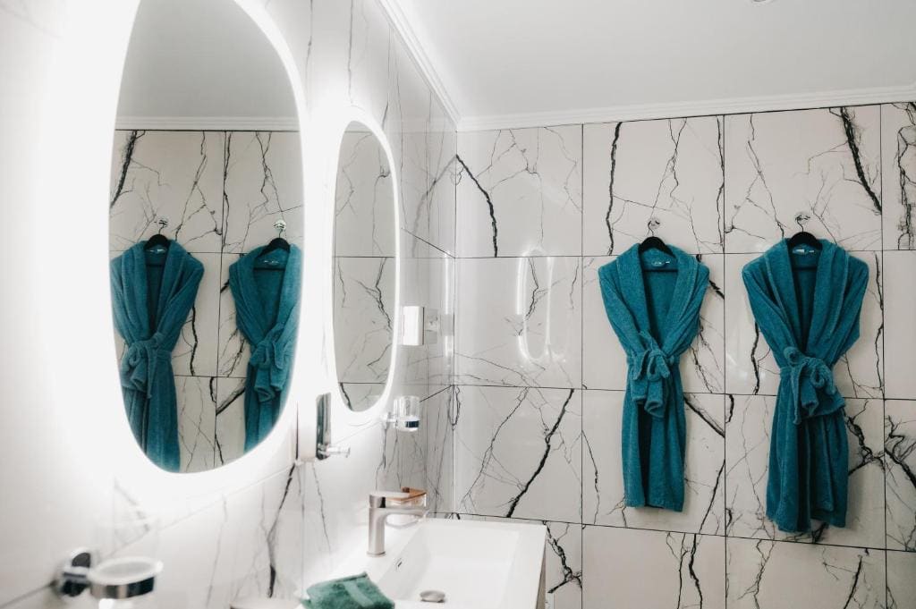 King Suite with Spa Bath room - Image 2