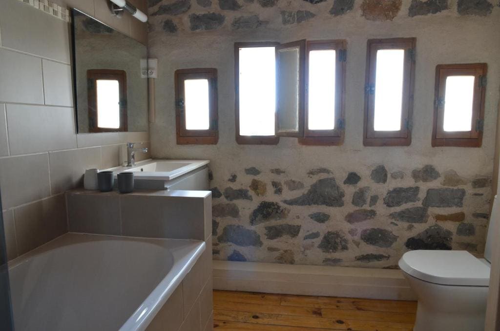 Quadruple Room with Private Bathroom room - Image 2
