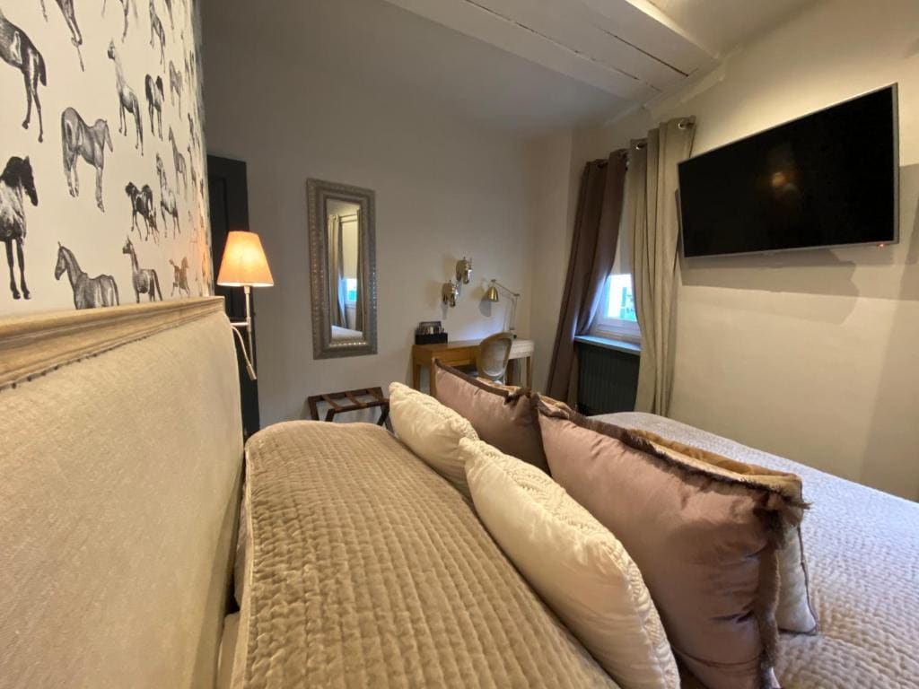 Double Room with Private External Bathroom room - Image 1
