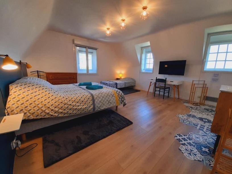 Family Room with Bathroom room - Image 3