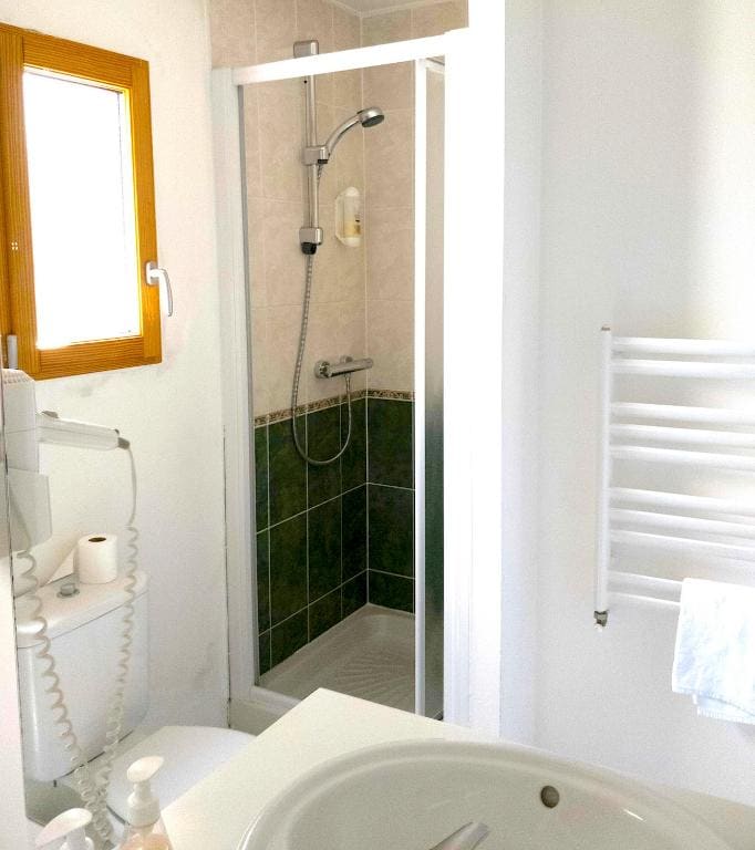Standard Twin Room room - Image 3