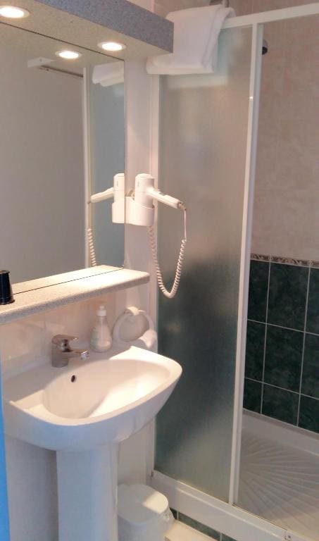 Standard Triple Room room - Image 3
