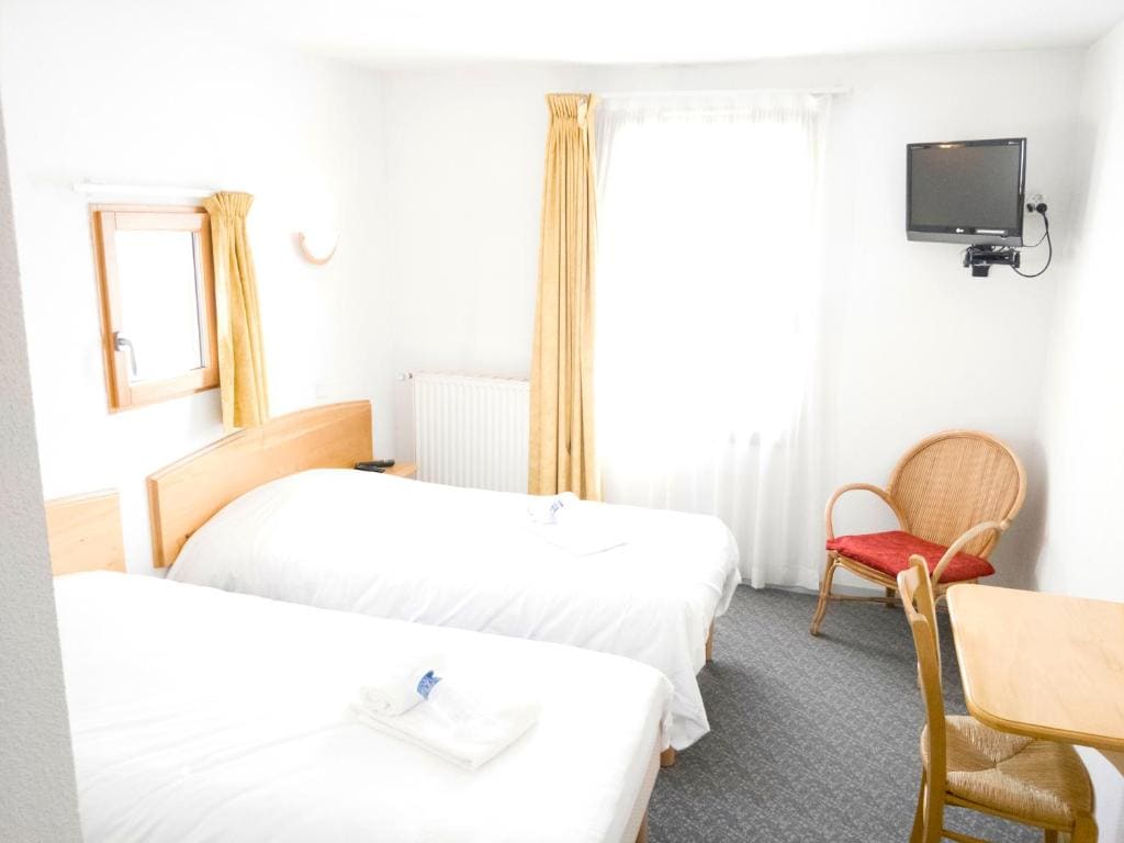 Standard Twin Room room - Image 1