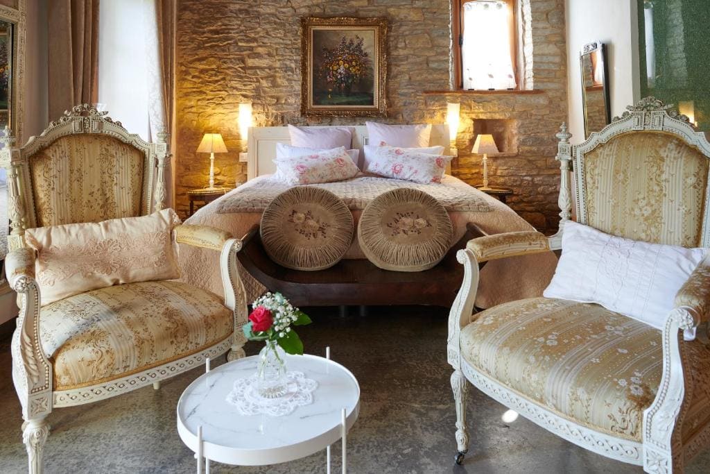Deluxe Double Room with Shower room - Image 2