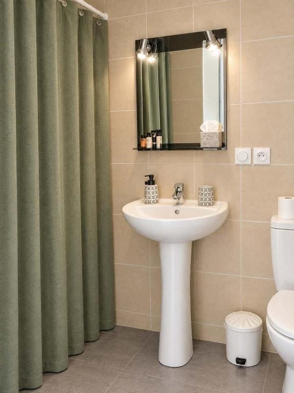Family Room with Private Bathroom room - Image 2