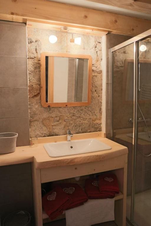 Double Room with Mountain View room - Image 3