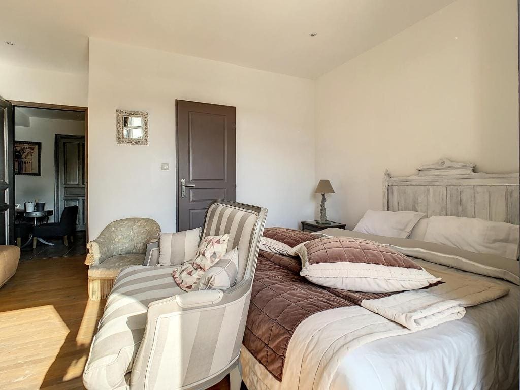 Double Room with Pool View room - Image 3