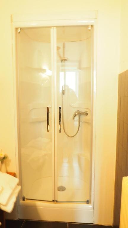 Deluxe Double Room with Shower room - Image 3