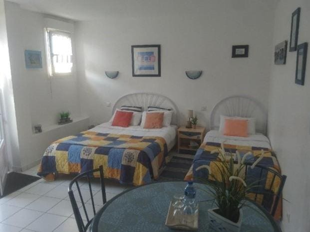 One-Bedroom Cottage room - Image 2
