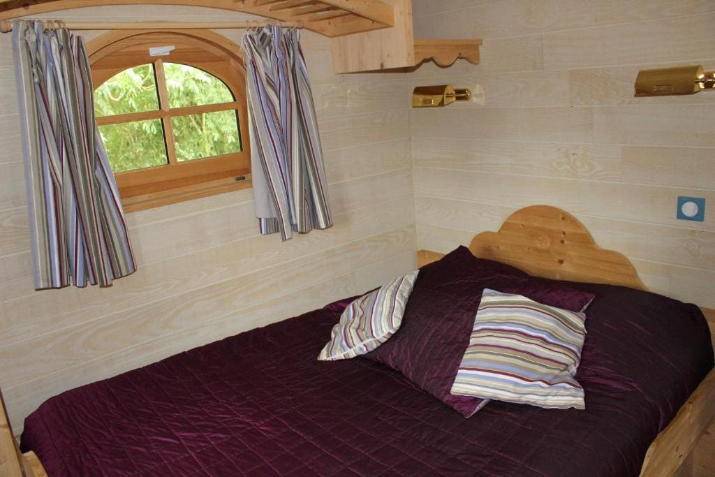 Wooden Caravan room - Image 2