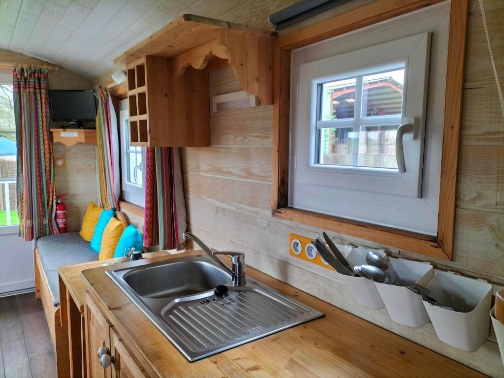 Wooden Caravan room - Image 3