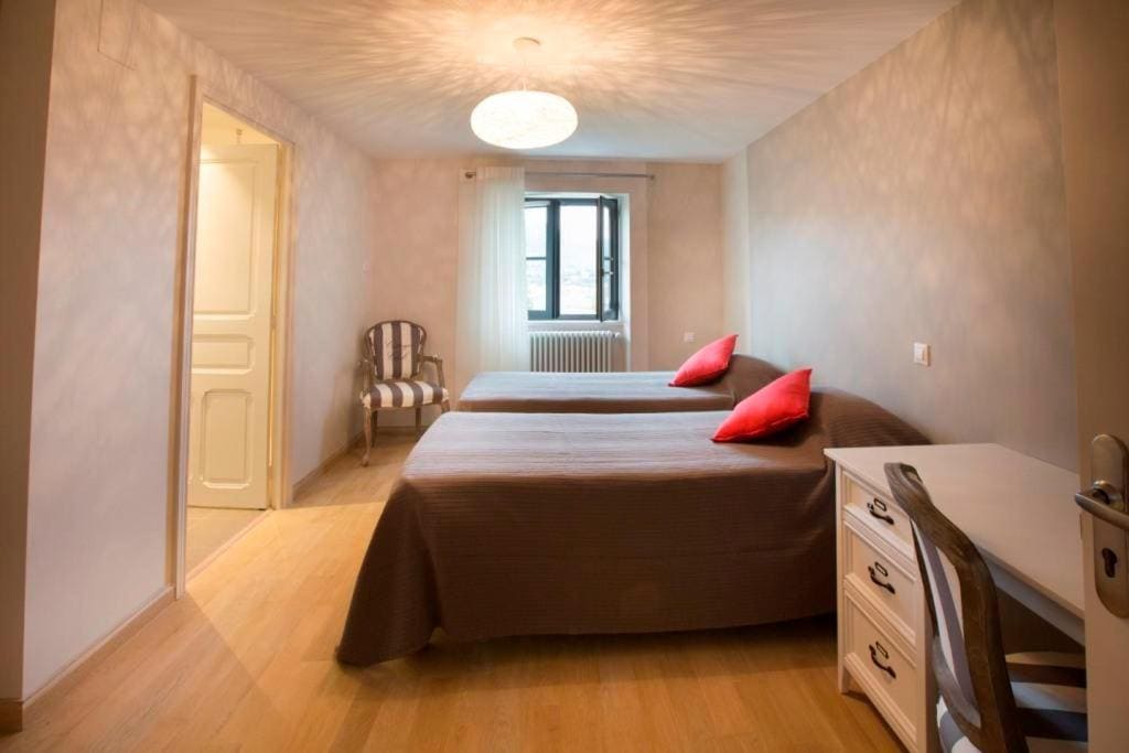 Queen Room with Garden View room - Image 2