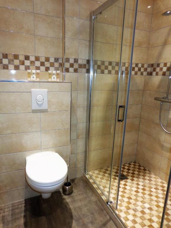 Deluxe Twin Room with Shower room - Image 2