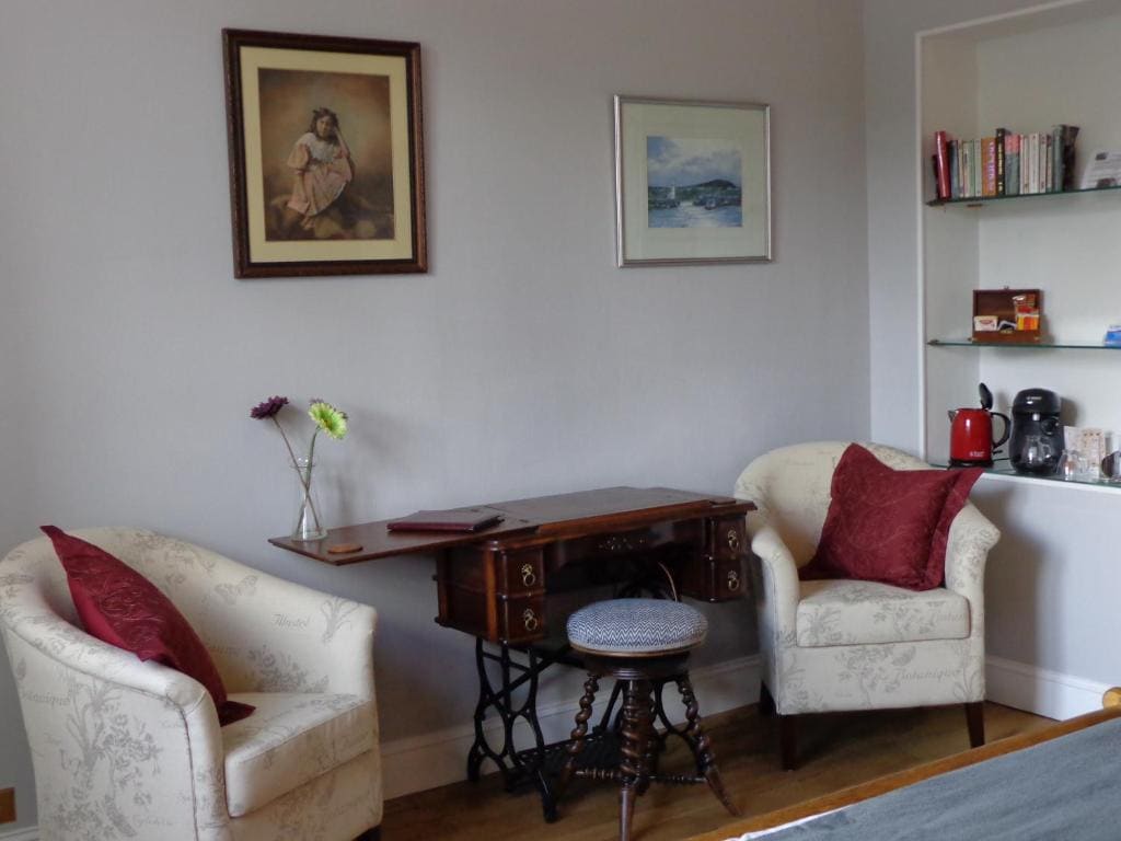 Superior Double Room with Bath and Shower room - Image 3