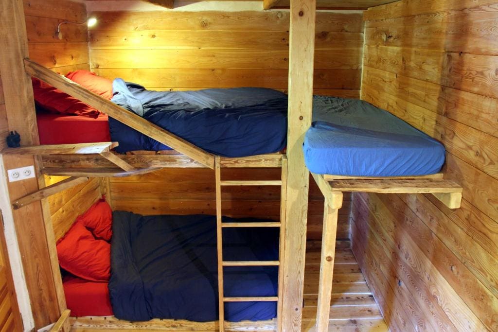 Economy Quadruple Room room - Image 2