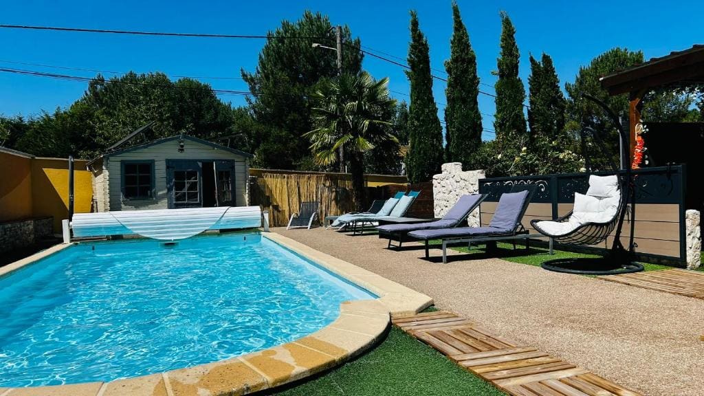 Double Room with Pool View room - Image 3