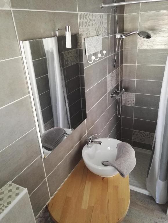 Double Room with Private Bathroom room - Image 3