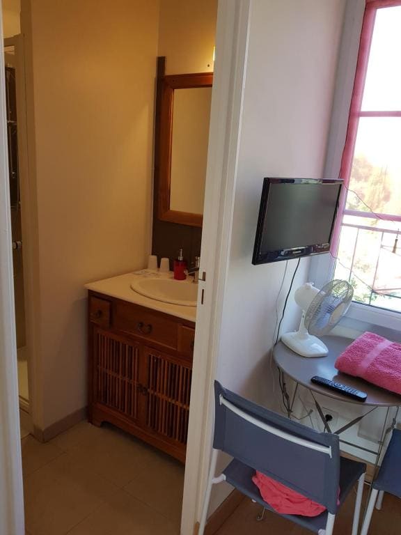Twin Room with Bathroom room - Image 3
