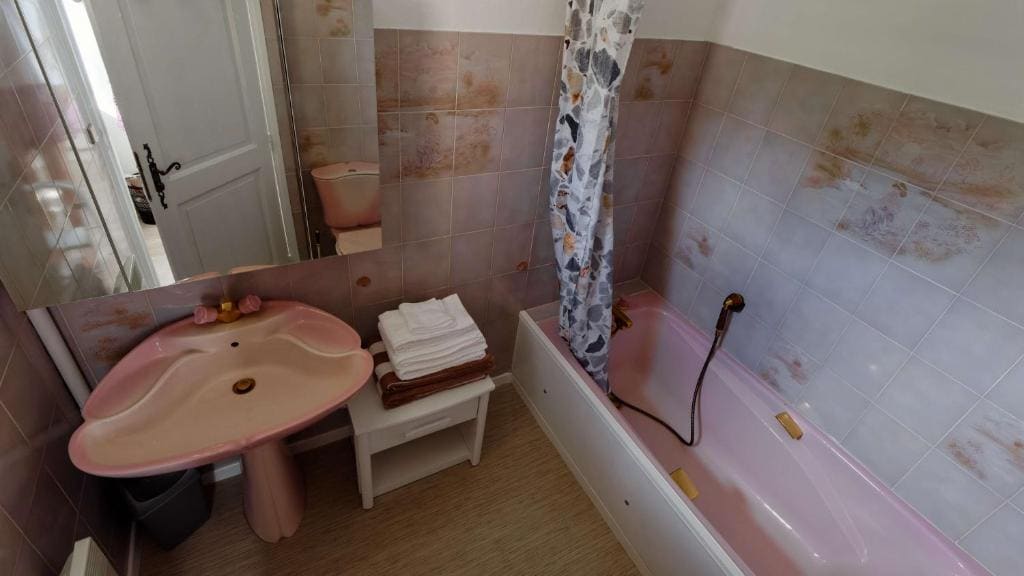 Double Room with Pool View room - Image 1
