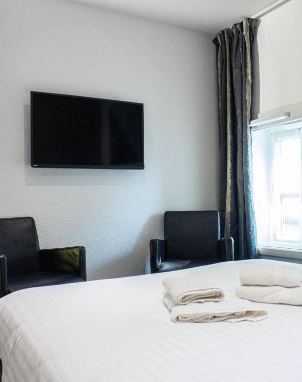 Deluxe Family Room room - Image 3