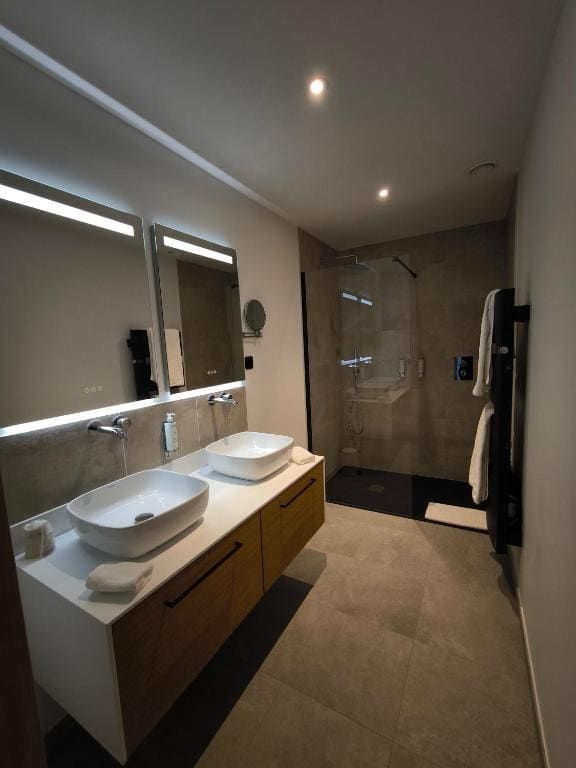 Deluxe Double Room with Balcony room - Image 2