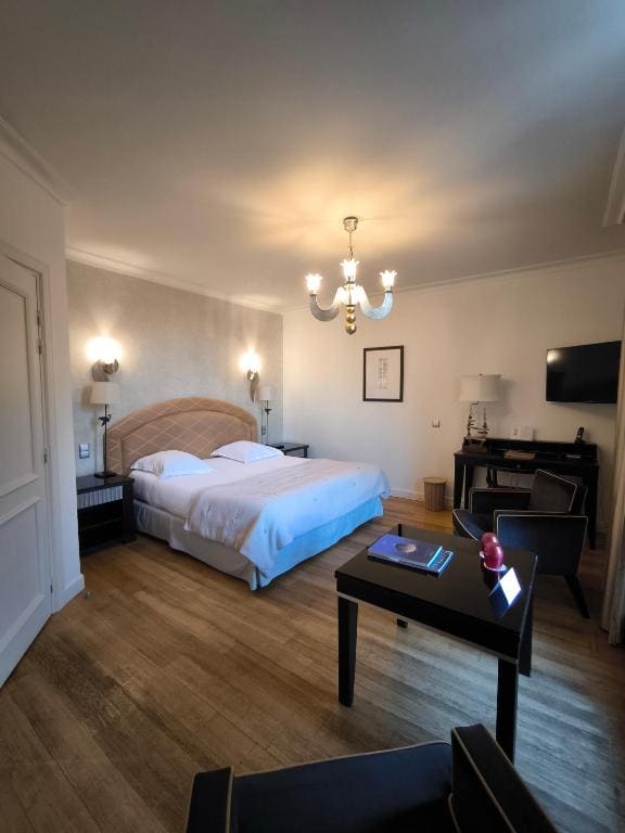 Deluxe Double Room with Balcony room - Image 3