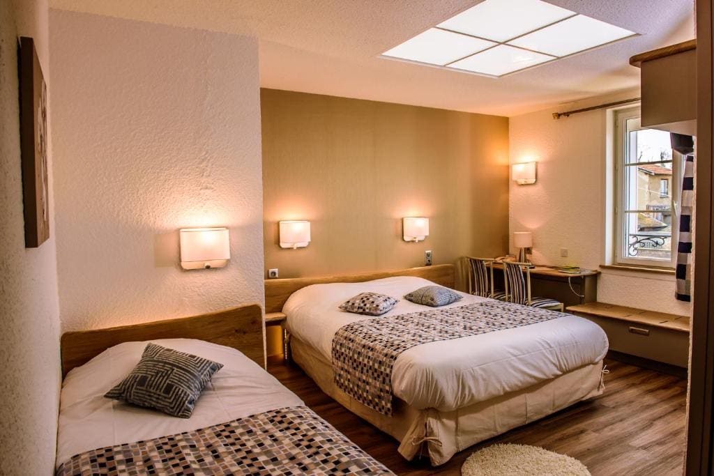 Superior Triple Room room - Image 2