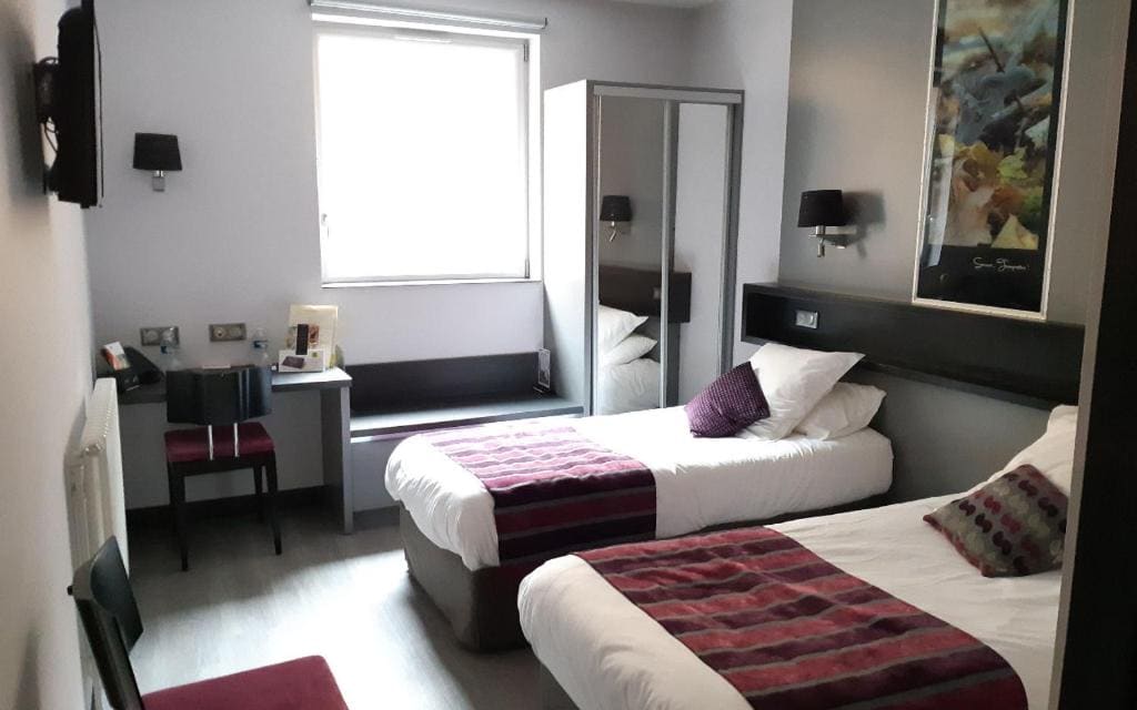Superior Twin Room room - Image 3