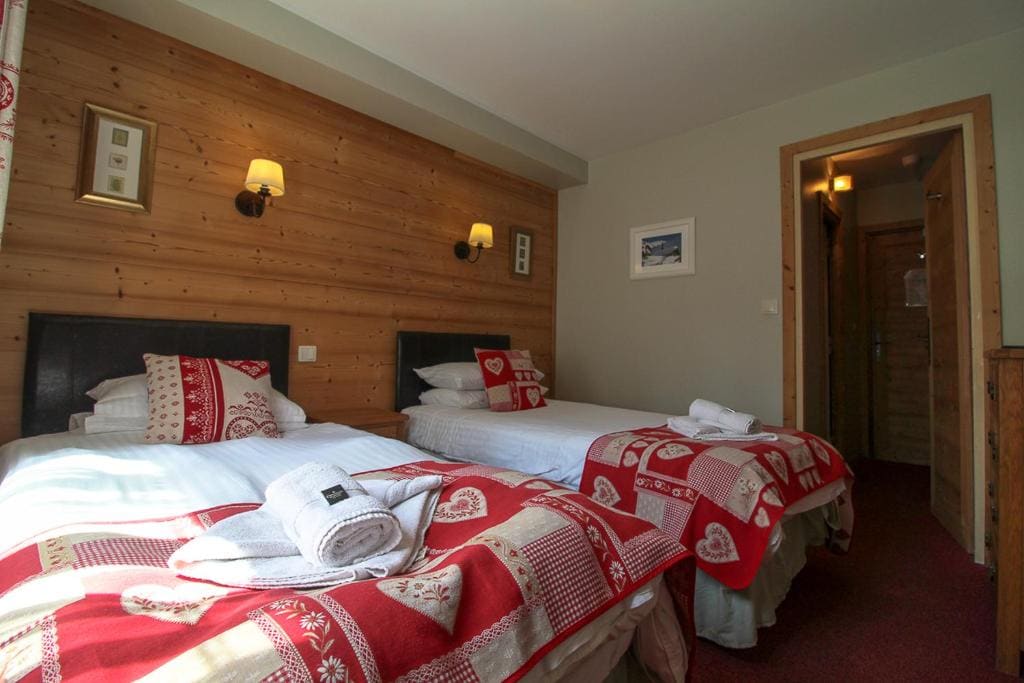 Twin Room with Bath room - Image 1