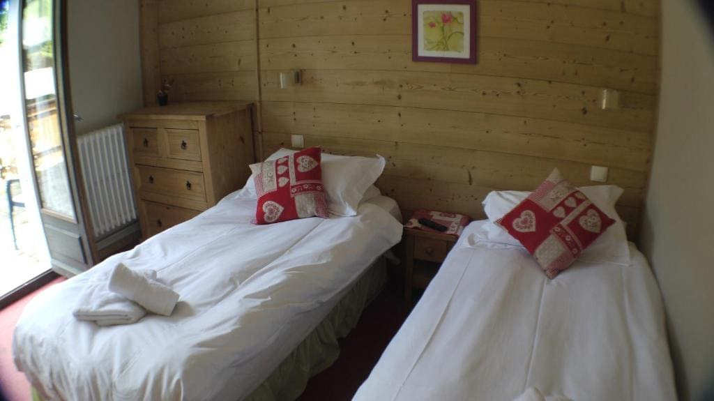 Twin Room with Balcony room - Image 3