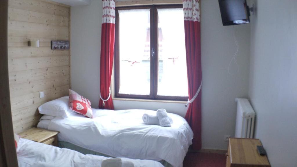 Twin Room with Bath room - Image 3