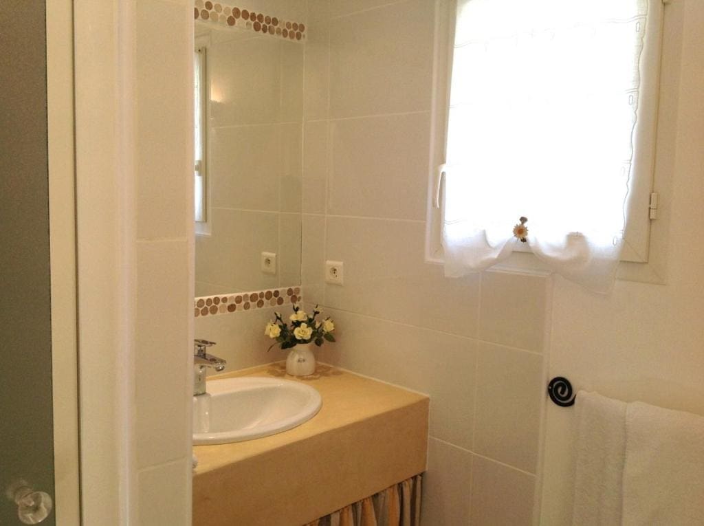 Double Room with Pool View room - Image 3