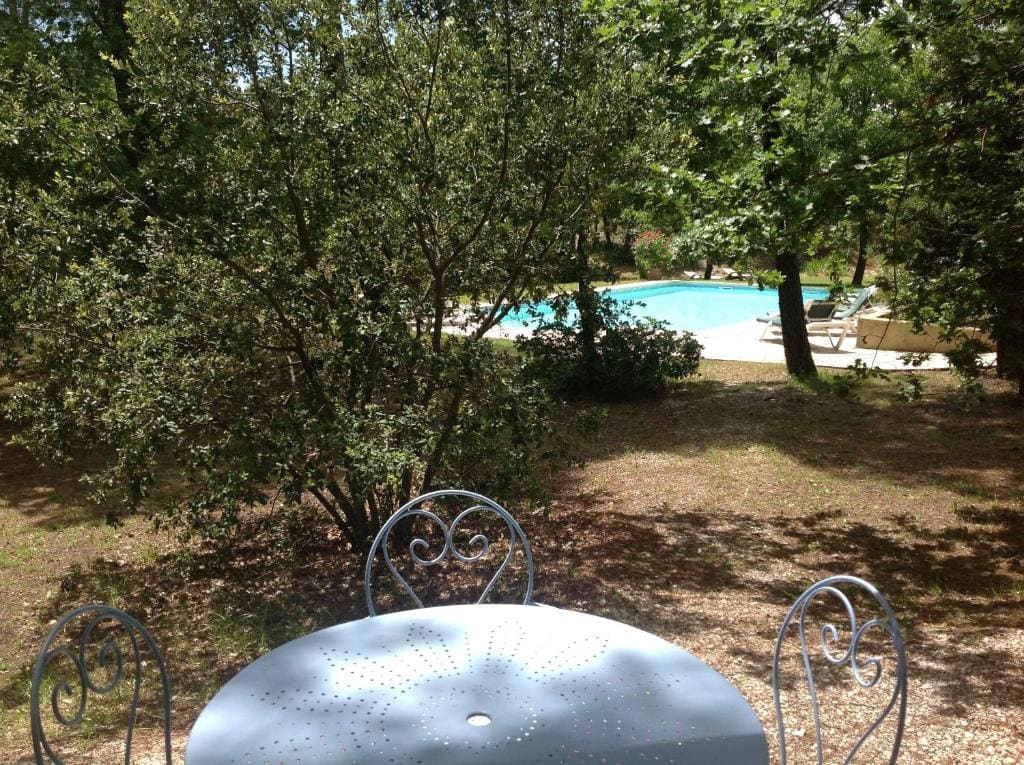 Family Two Bedroom Suite with kitchenette and Pool View room - Image 2