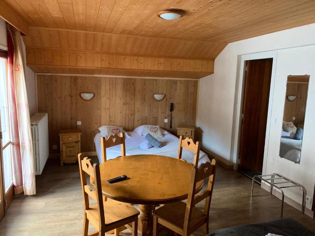Family Room with Mountain View room - Image 2