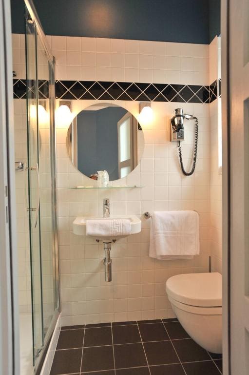 Double Room with shower and City View room - Image 1