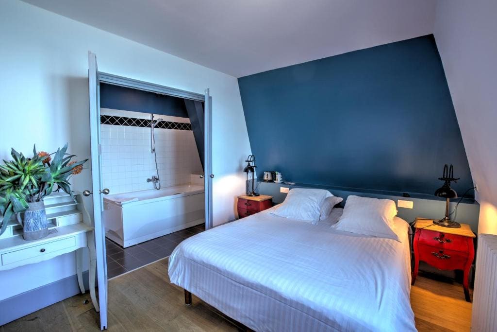 Double Room with Spa Bath and Sea View - Third Floor room - Image 2