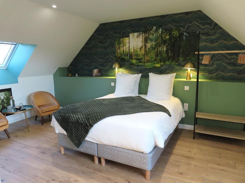 Deluxe Double Room with Shower room - Image 2