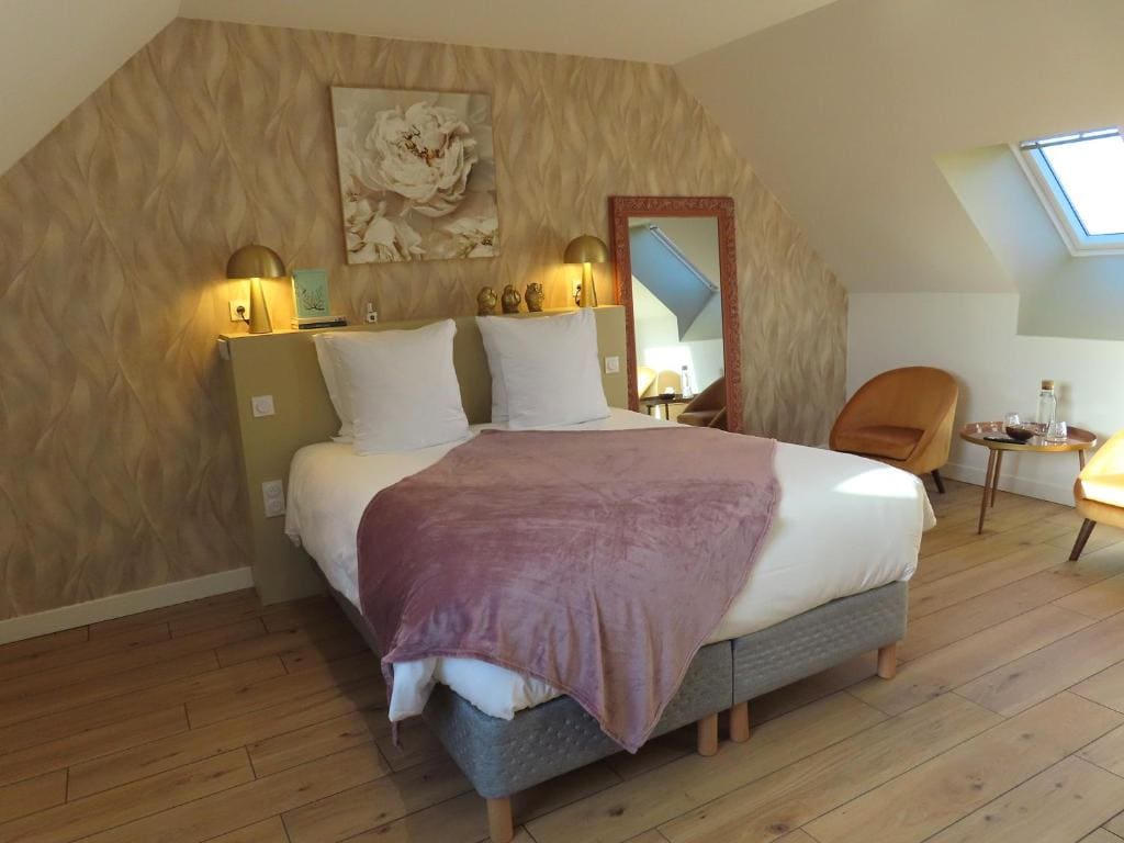 Deluxe Double Room with Shower room - Image 3