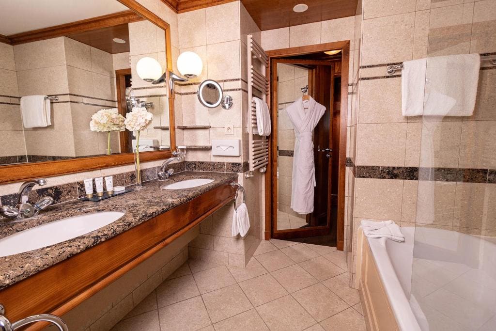 Deluxe Double or Twin Room room - Image 2