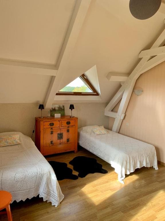 Twin Room with Pool View room - Image 3