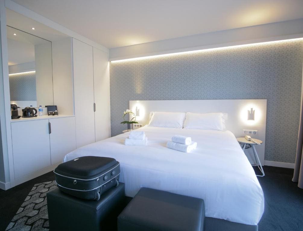 Business Double Room with King Size Bed room - Image 3
