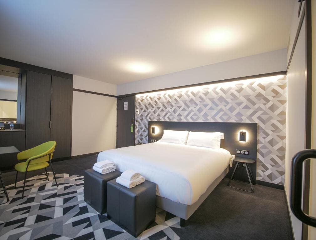 Business Double Room with King Size Bed room - Image 2