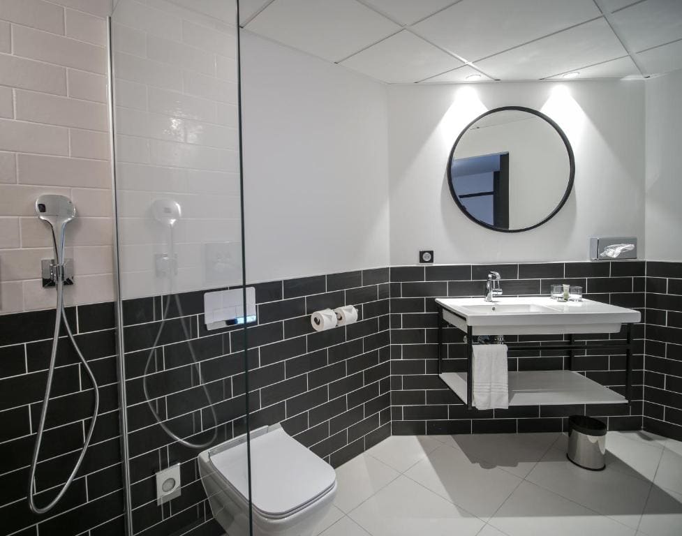 Executive Double Room with King Size Bed room - Image 3