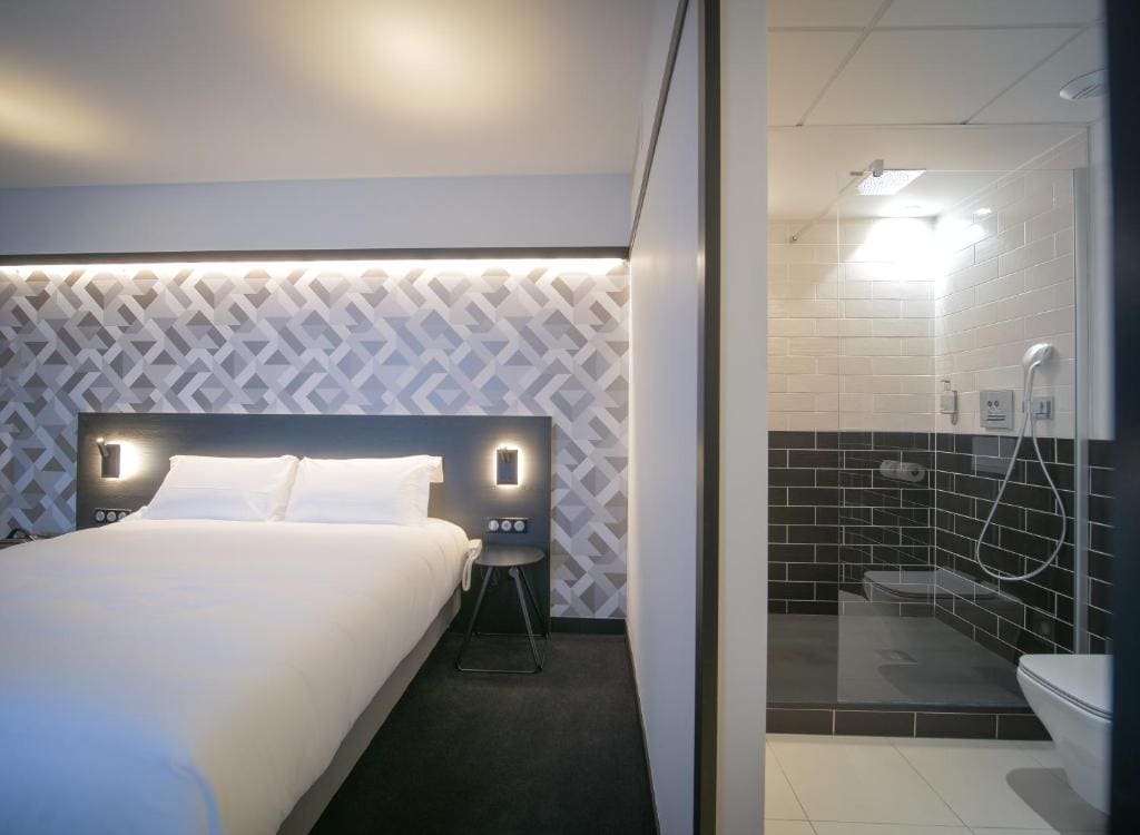 Executive Double Room with King Size Bed room - Image 2