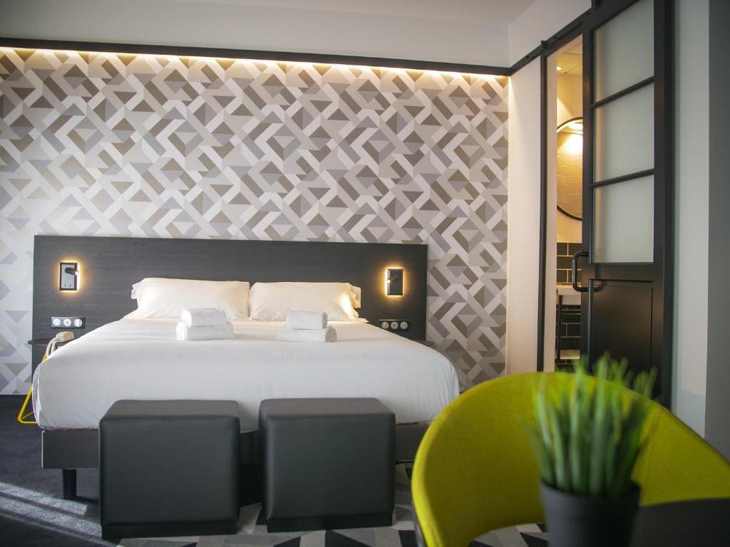 Superior Double Room with King Size Bed room - Image 3