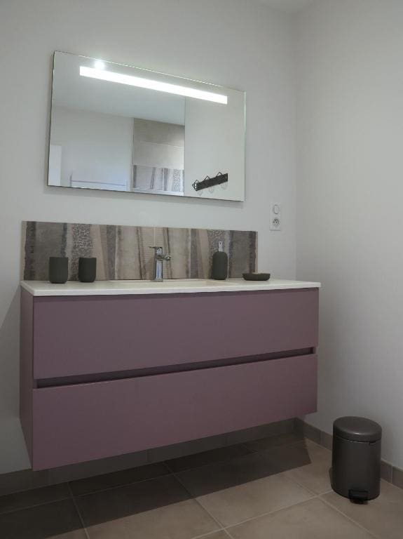 Twin Room with Shower room - Image 3