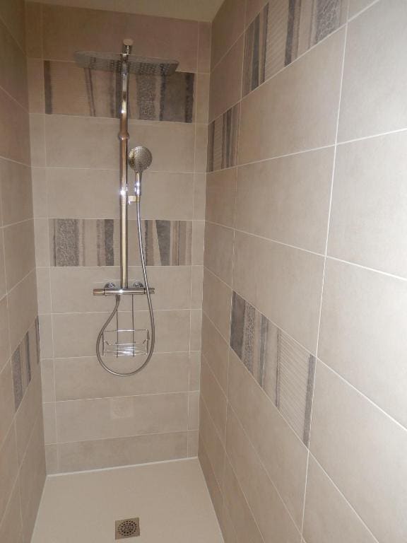 Twin Room with Shower room - Image 2