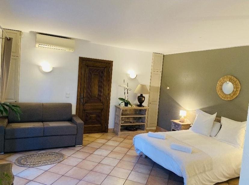 Studio with Garden View room - Image 2