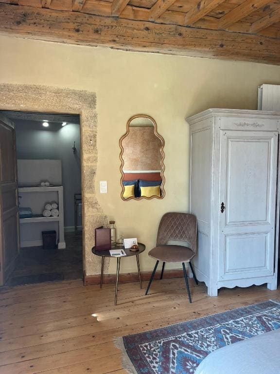 Double Room with Balcony room - Image 2